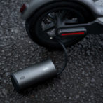 バイクにMOJIETU空気入れで空気を入れている写真