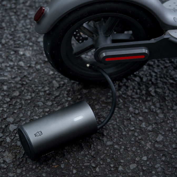 バイクにMOJIETU空気入れで空気を入れている写真