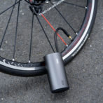 自転車にMOJIETU空気入れで空気を入れている