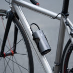 自転車にMOJIETU空気入れを取り付けている写真