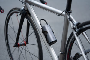 自転車にMOJIETU空気入れを取り付けている写真