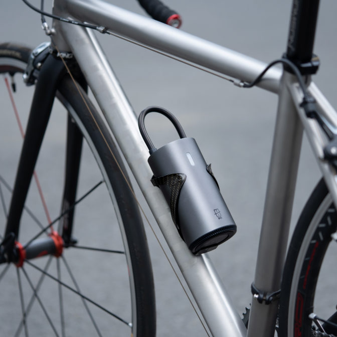 自転車にMOJIETU空気入れを取り付けている写真