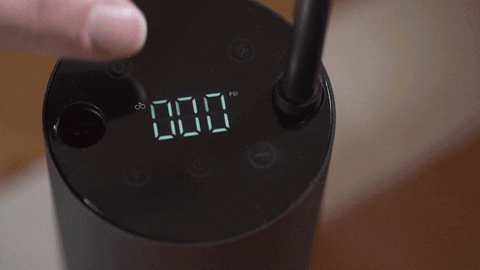 MOJIETU空気入れで空気圧を測定している