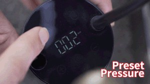 MOJIETU空気入れで空気圧を測定している