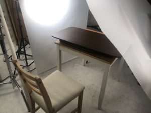 スタジオで写真撮影している様子