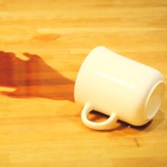 大事な服にコーヒーのシミが…！綺麗に洗濯する方法は？