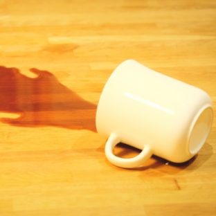 大事な服にコーヒーのシミが…!綺麗に洗濯する方法は?