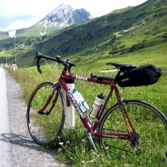 ロードバイクでサイクリングする際に便利なアイテムは？