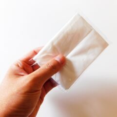 洗濯物にティッシュが紛れてた…！洗濯してしまった時の解決策は…？