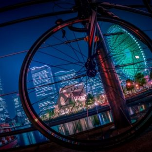 夜間にロードバイクで走行する際に注意すべきこととは？