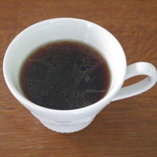 コーヒーの表面にテカテカした膜が…？そのテカリの正体とは？