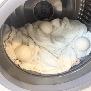 時短にも節約にも!マクアケで話題の天然の柔軟剤「ドライヤーボール」を使ってみた