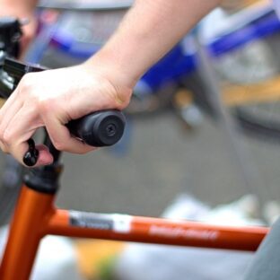 自転車のハンドルがベタついてきた！その原因と対処法とは？