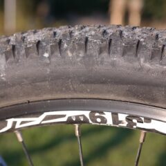 自転車のタイヤにひびが？ひび割れの原因とその影響について