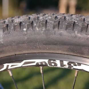 自転車のタイヤにひびが？ひび割れの原因とその影響について