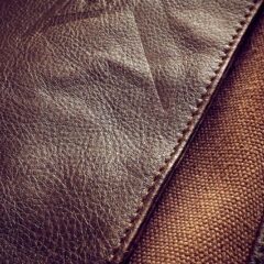 水が弱点？革製品の水シミの落とし方について