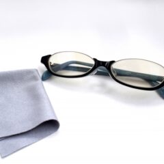 メガネが欠かせない方必見！メガネ拭きの正しいお手入れについて